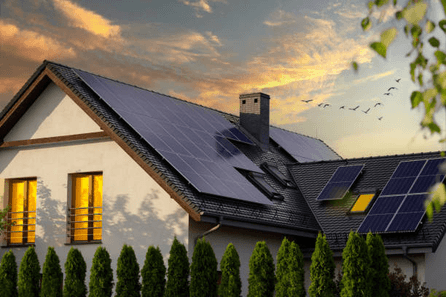 Maison au toit couvert de panneaux solaires au coucher du soleil